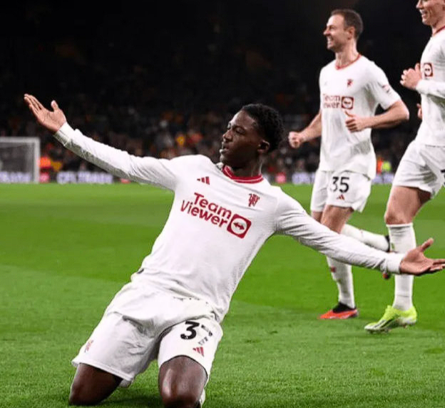 曼联中场梅努归队：困境中的坚守与期待