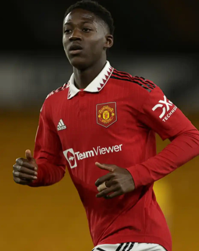 曼联中场梅努归队：困境中的坚守与期待