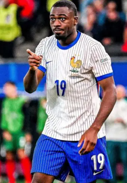 韦斯利&middot;福法纳：节日期谈信仰、家庭与足球的独特魅力