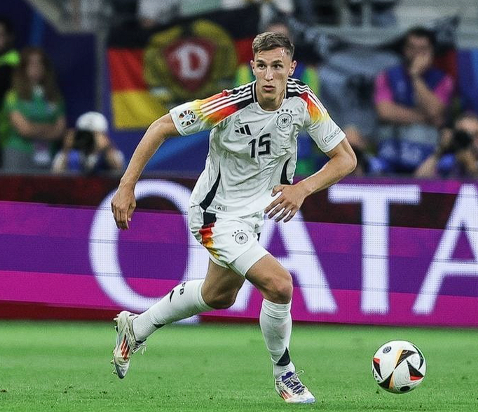 多特蒙德欧冠附加赛戏剧性出局，红牌判罚引争议